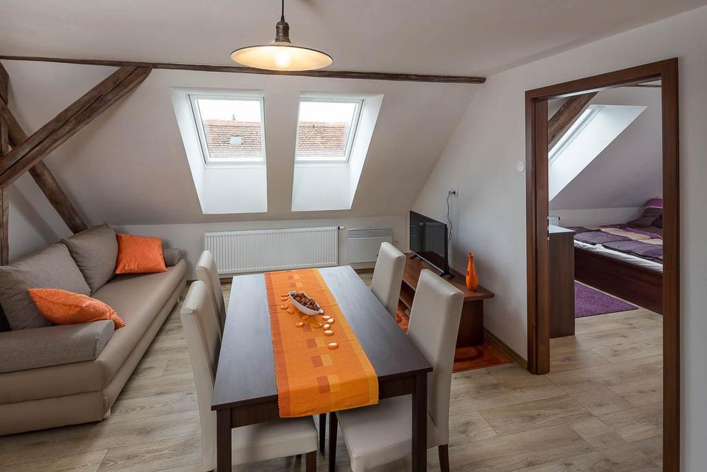 Apartmany Pod Namestim Telc Bagian luar foto