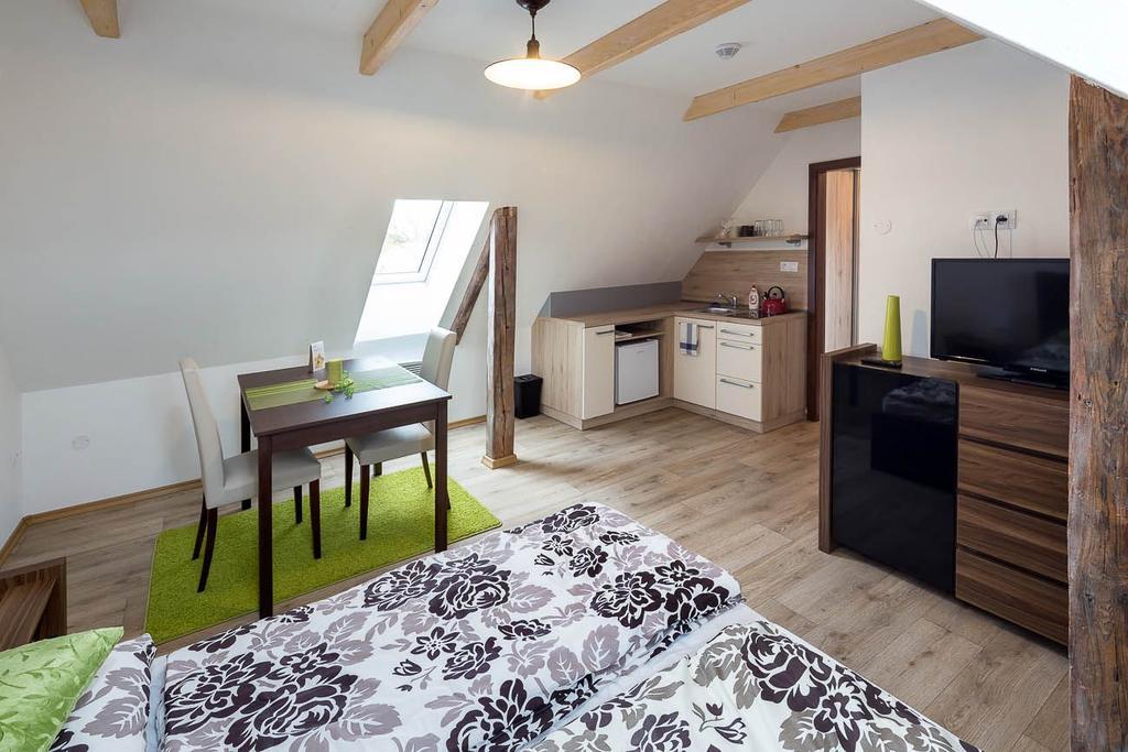 Apartmany Pod Namestim Telc Bagian luar foto